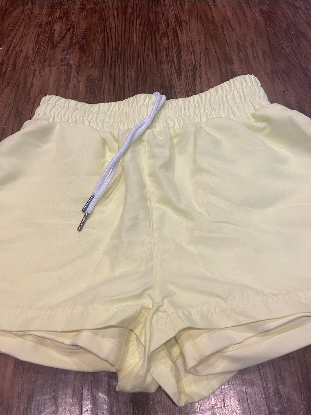 Wilo butter Yellow Women’s Athletic Shorts size XS - Picture 3 of 5